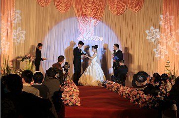 2017年公司年會流行主打舞臺燈光設(shè)備有哪些？效果圖
